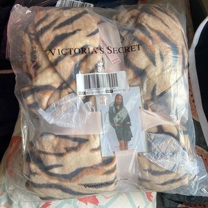 Victoria’s SecretShort plush robe